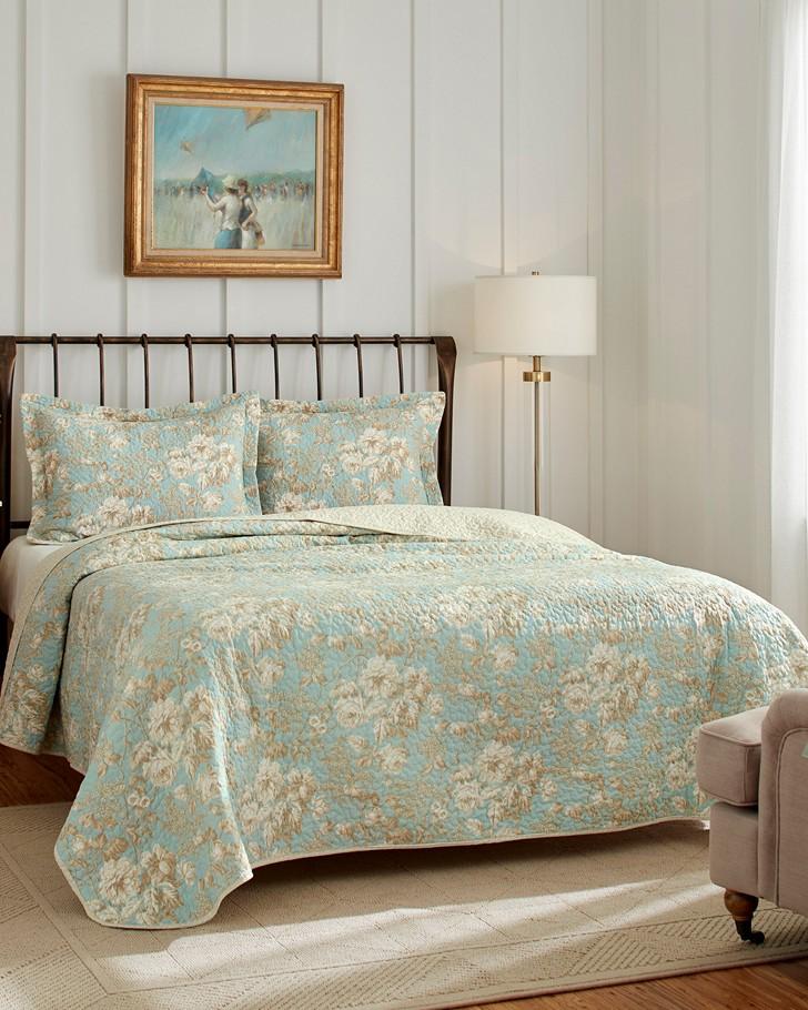  Laura Ashley - Queen Quilt Set, Reversible Cotton Bedding with  Matching Shams, Floral Bedroom Decor for All Seasons (Bramble Floral Green,  Queen) : Home & Kitchen