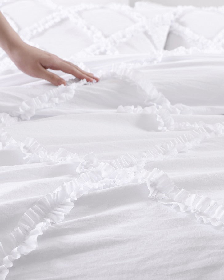 Laura Ashley Eyelet Ruffle White Microfiber Comforter Set - Bed Bath &  Beyond - 37524737